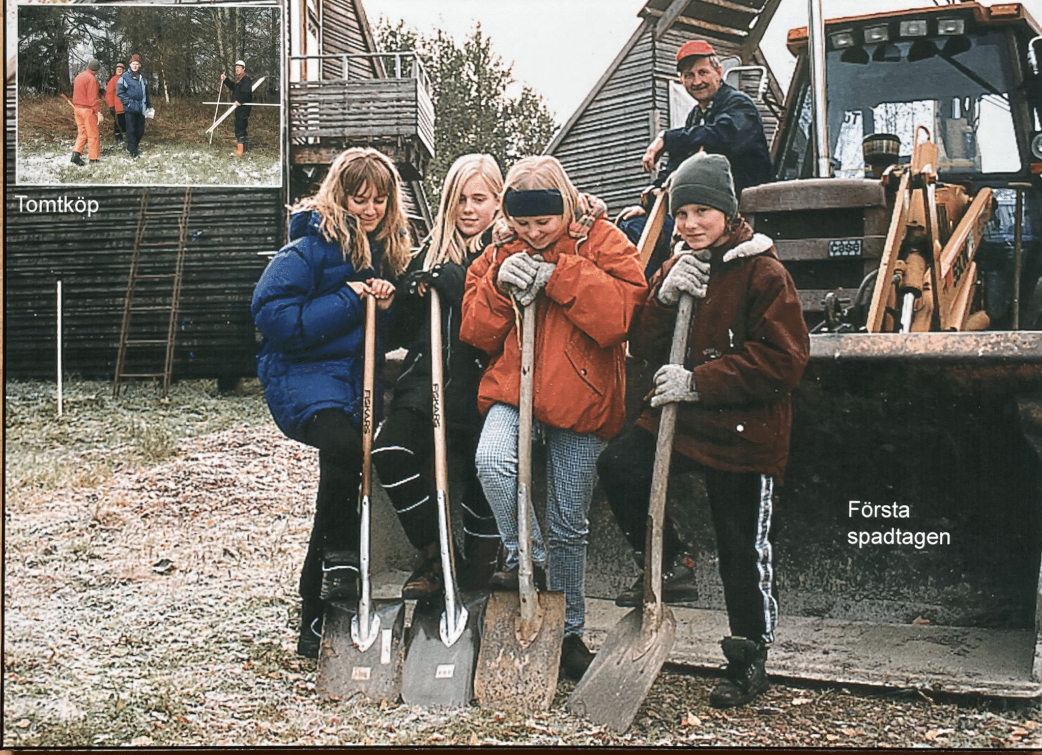 Barn med spadar vid byggstarten, med ett infällt foto från tomten
