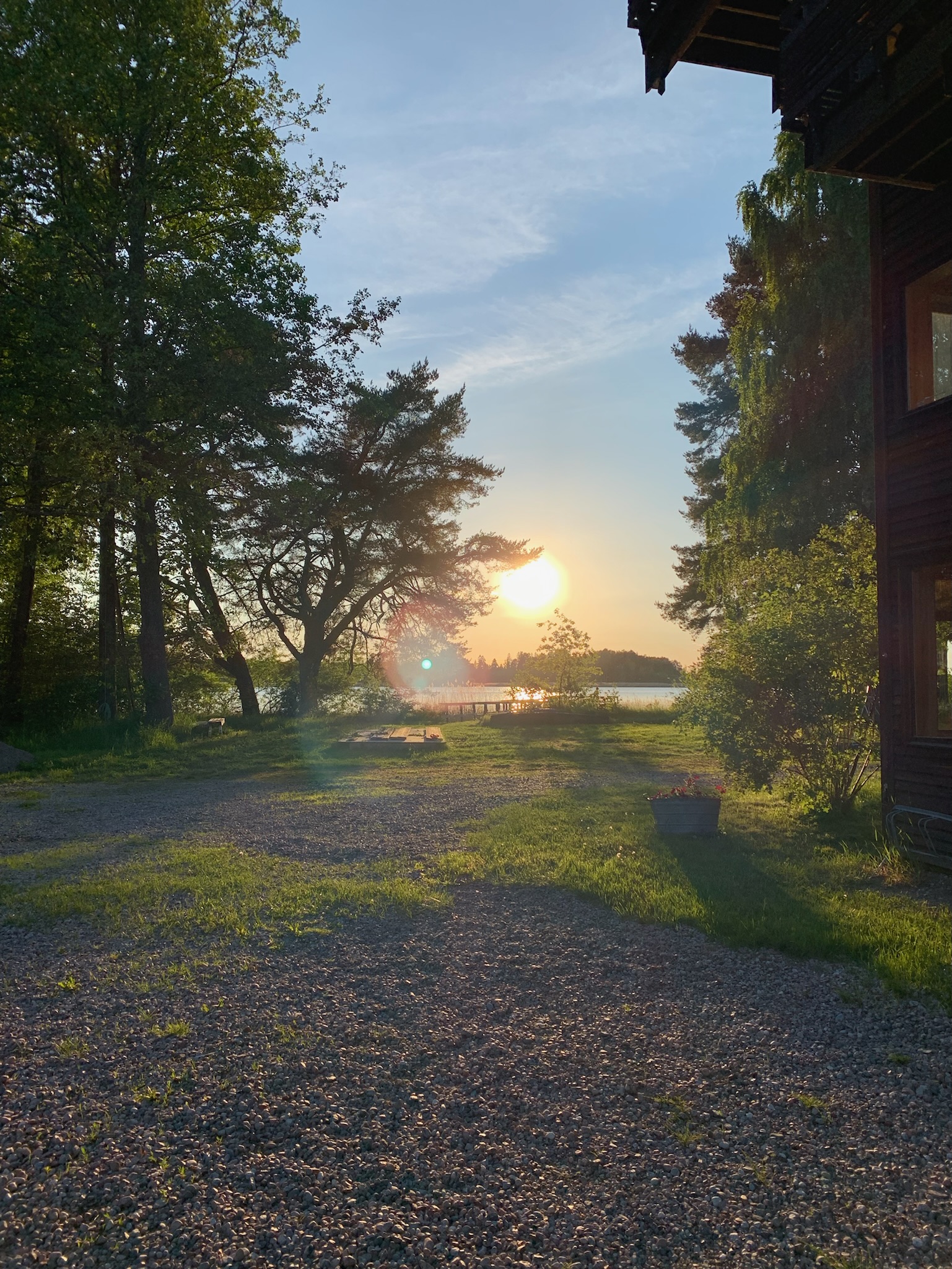 Solen lyser mellan träden på en gångväg vid Skaparbyn