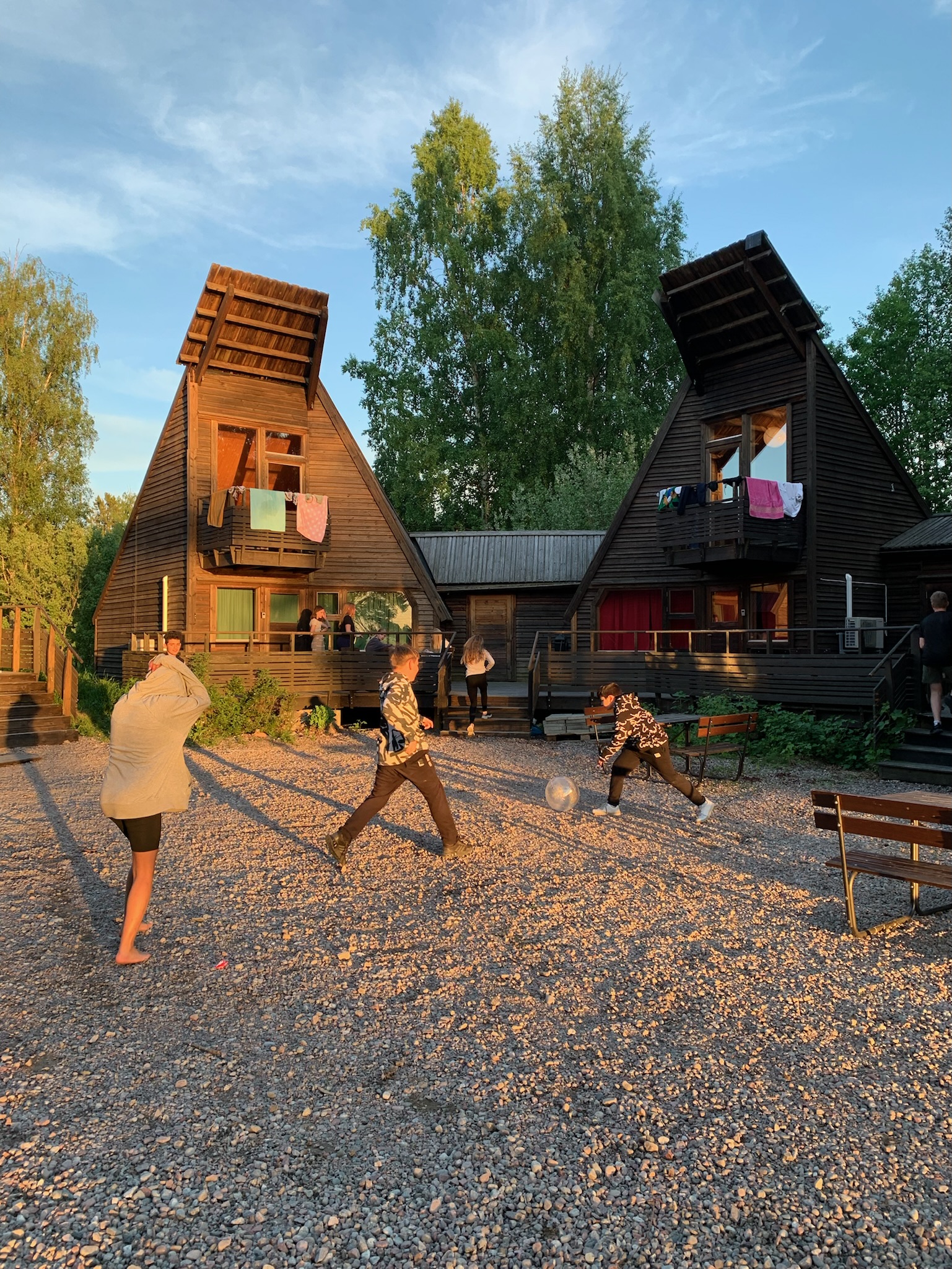 Deltagare leker på gården mellan Skaparbyns träbyggnader