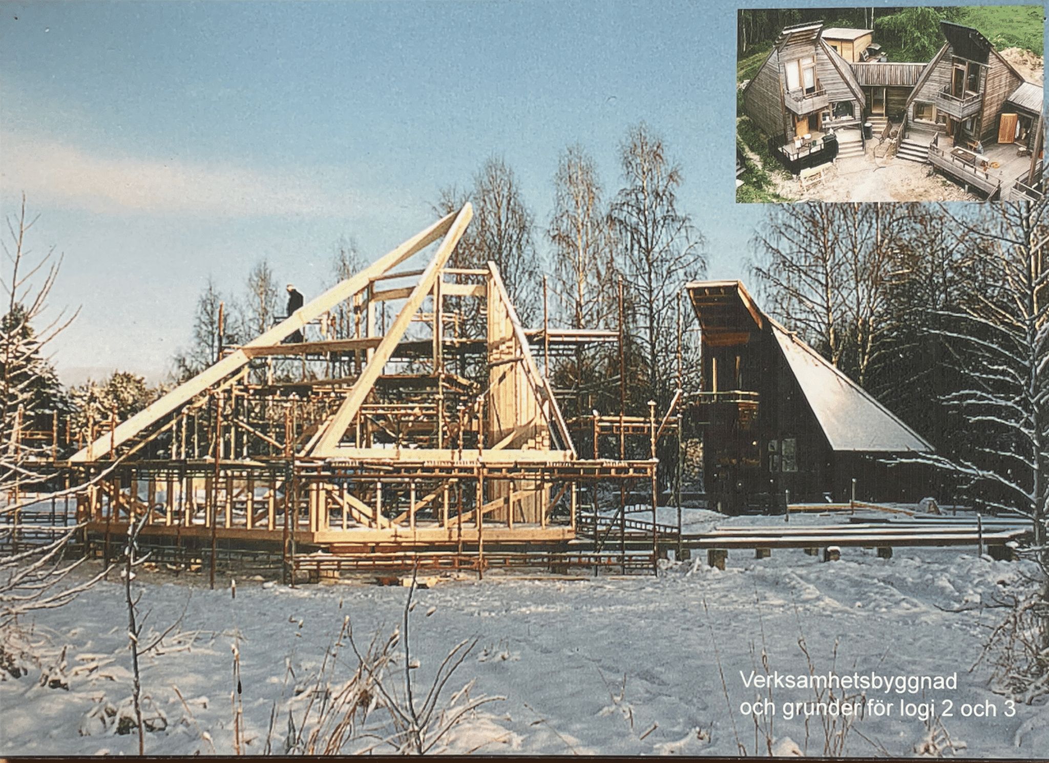 Byggnadsstomme och byggställningar i snö, med ett infällt foto av färdiga hus