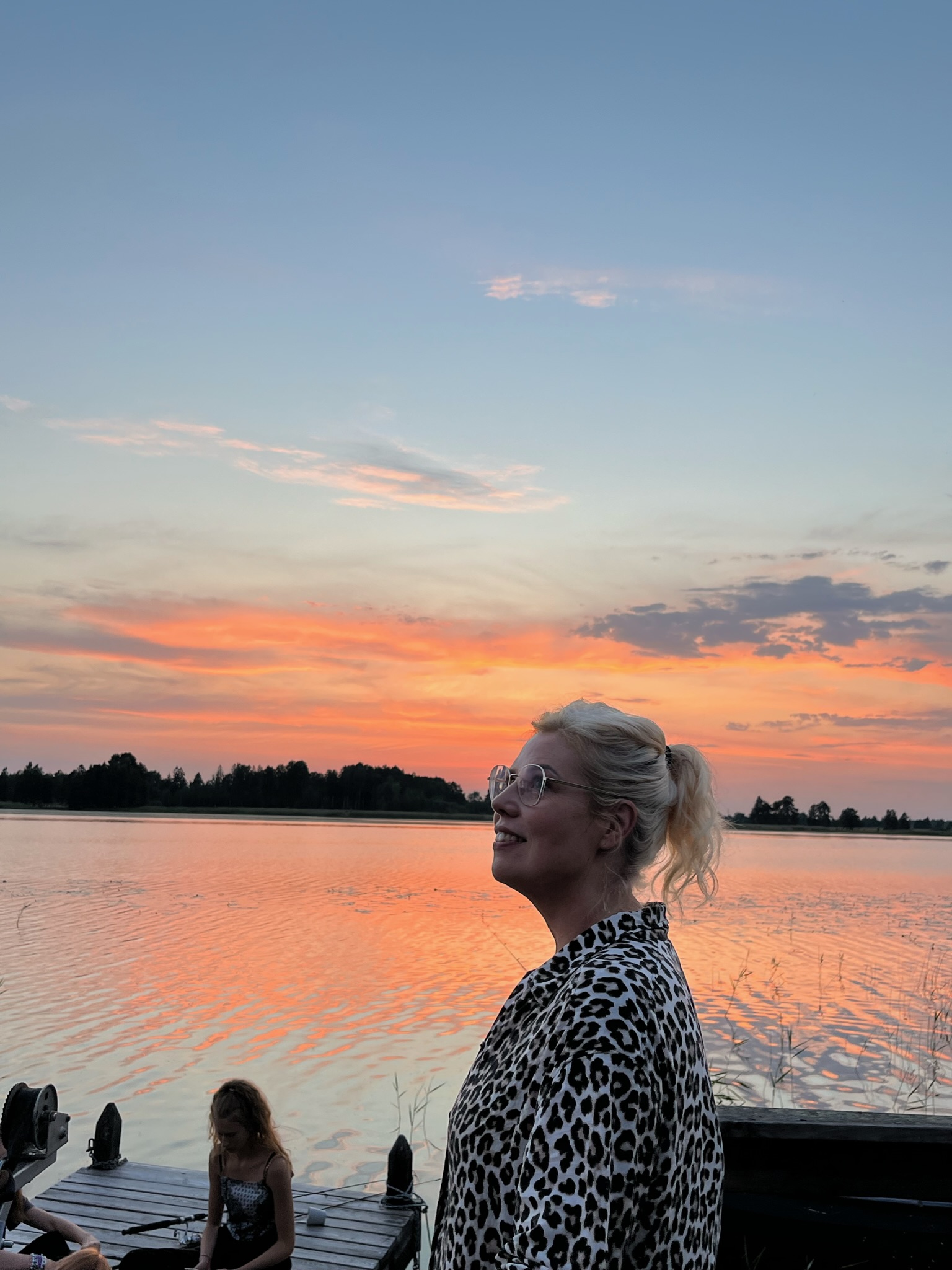 Deltagare vid bryggan med solnedgången över älven bakom sig