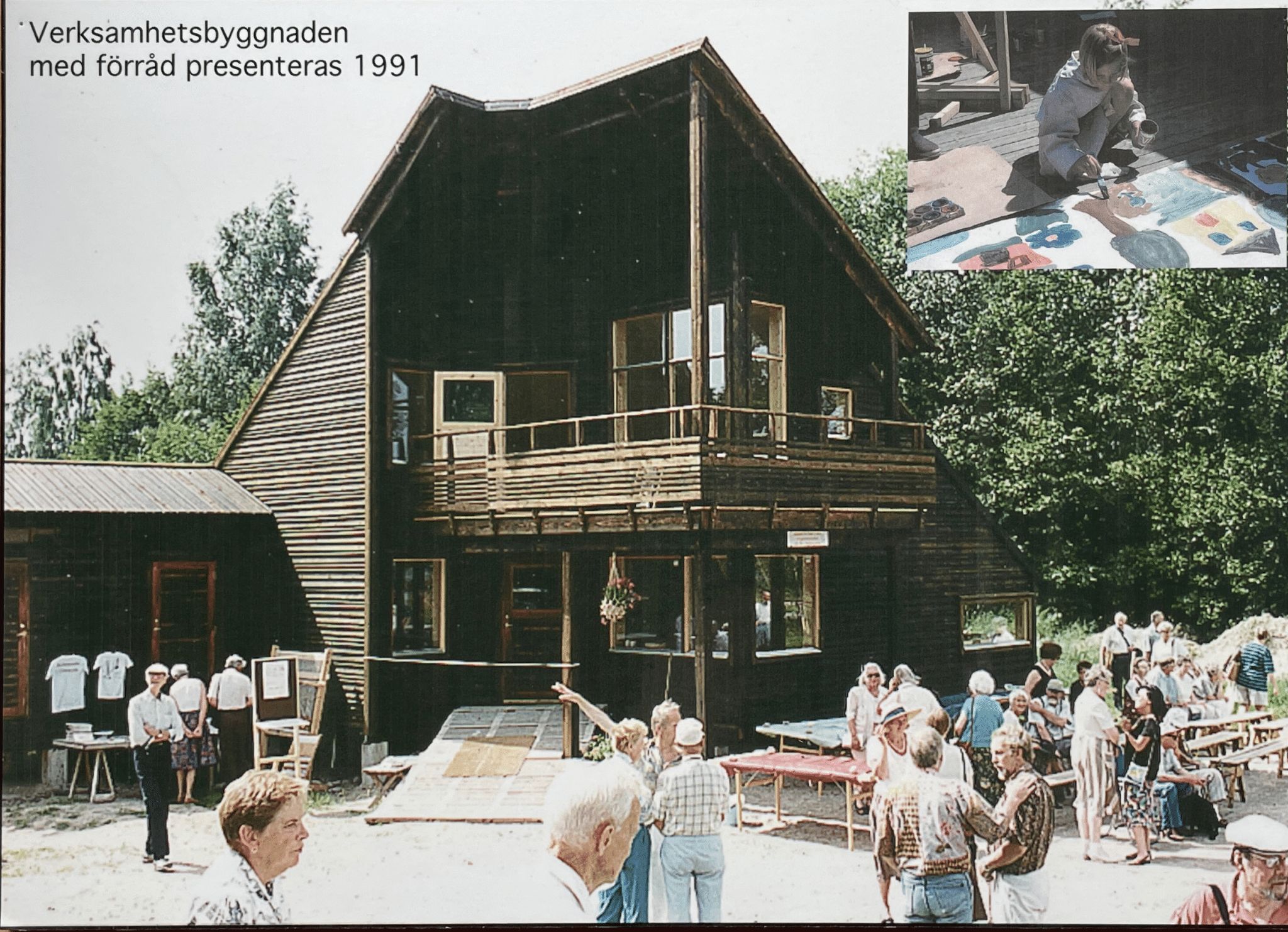 Besökare framför verksamhetsbyggnaden 1991, med ett infällt foto av skapande arbete