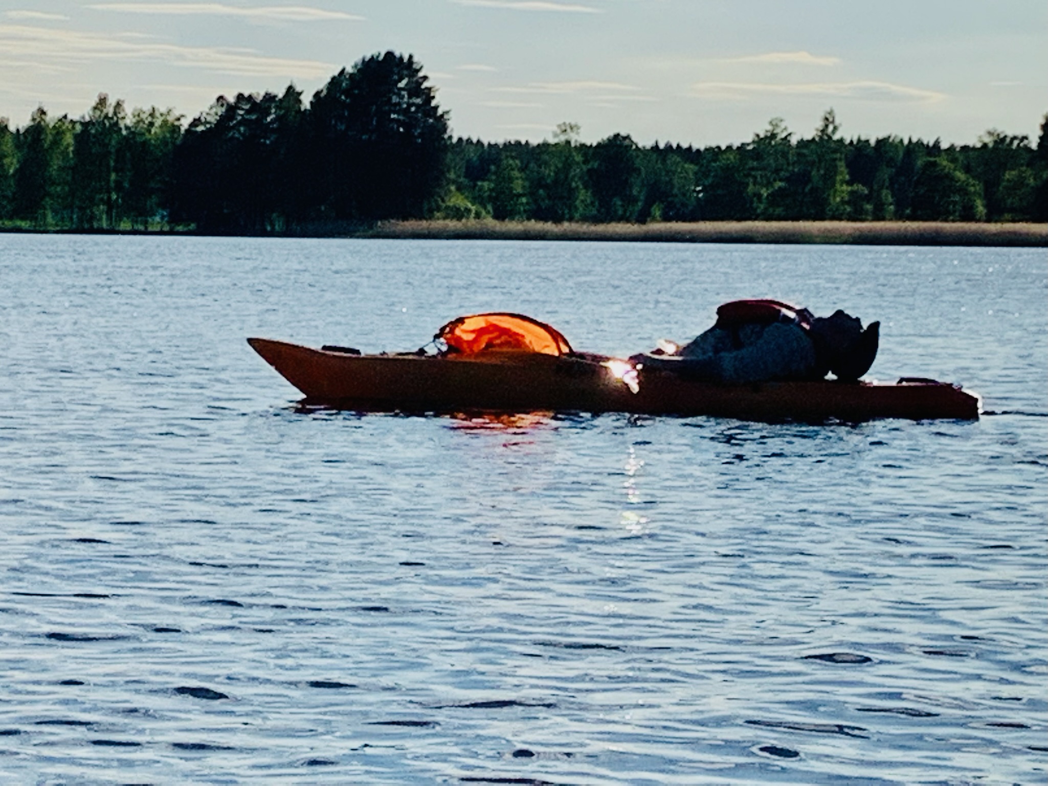 Kajak med packning på vattnet
