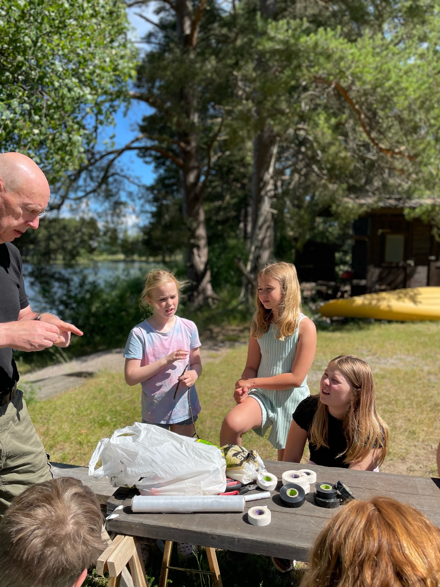 Deltagare arbetar tillsammans vid ett bord utomhus