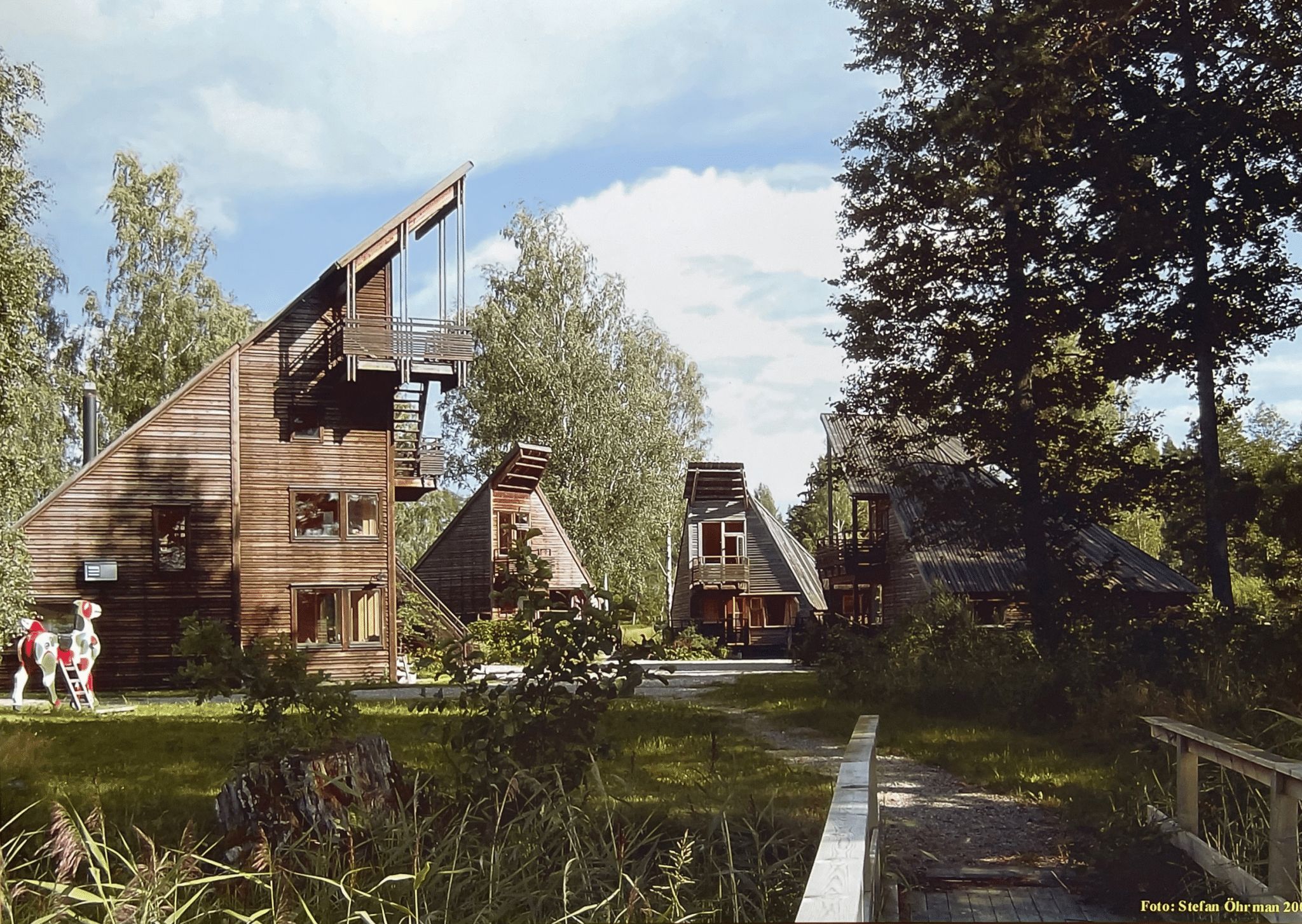 Skaparbyns träbyggnader och gångbron. Foto: Stefan Öhrman