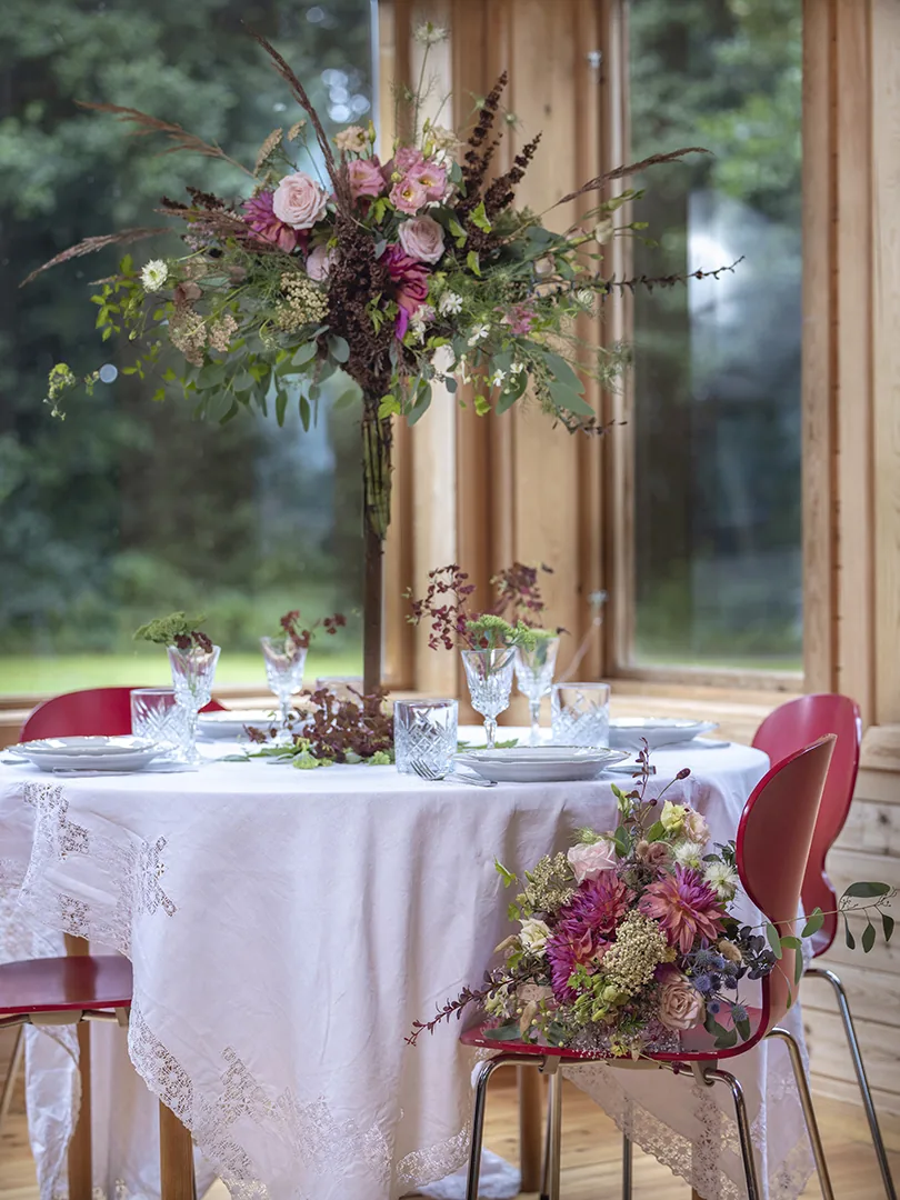 Bröllopsdukning med blommor på Skaparbyn