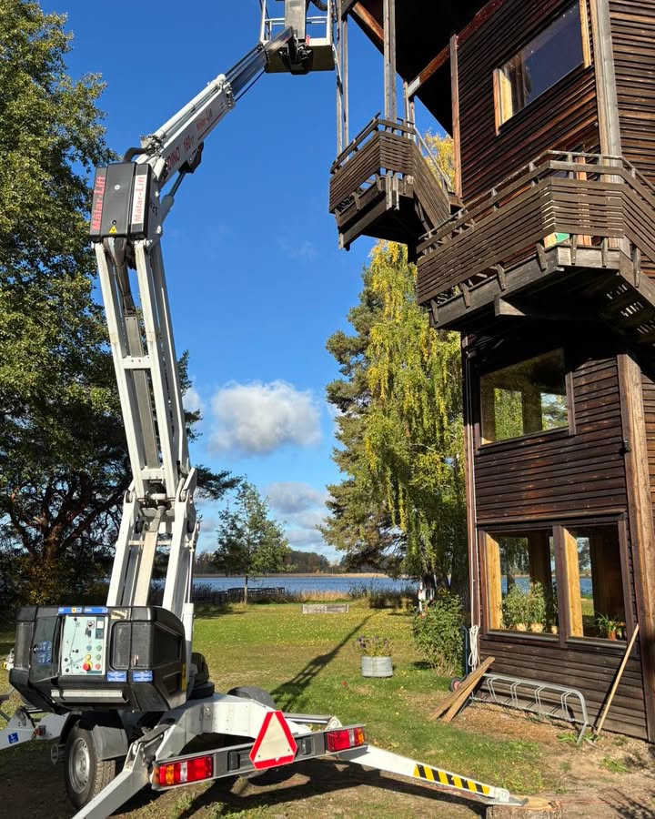 Just nu pågår underhåll på hög nivå. Fasaden tjäras in enligt alla konstens regler.
