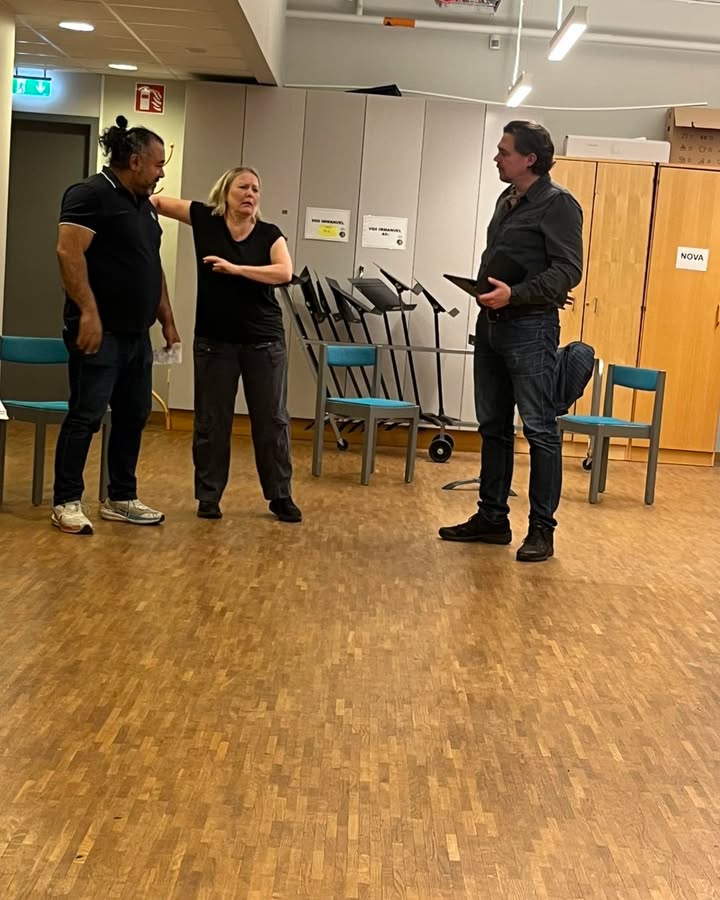 Full fart på repetitionerna. Några biljetter kvar till den 8/11 när vi bjuder på Operasupé…